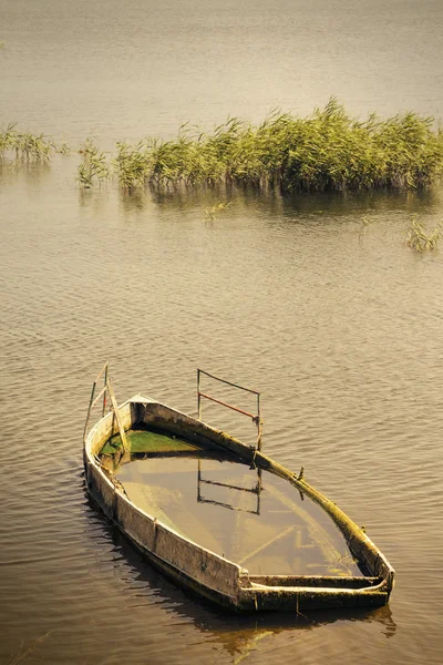 Barco hundido abandonado —  Fotos de Stock