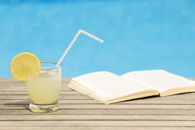 Buzlu limonata ve kitap masada