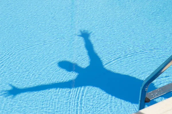 Человеческая тень в бассейне — стоковое фото