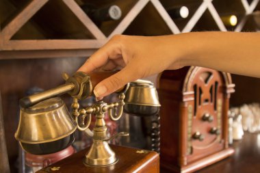 Vintage mikrotelefonu tutan el