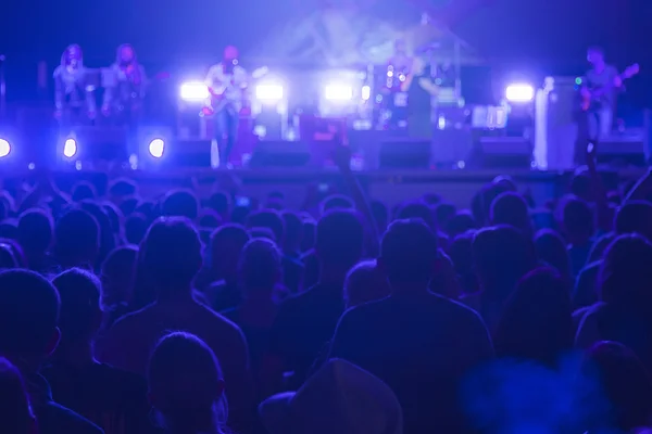 Defocused crowd and performers on music festival — Stock Photo, Image
