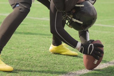 Amerikan futbolu oyuncusu topu için ayarlama