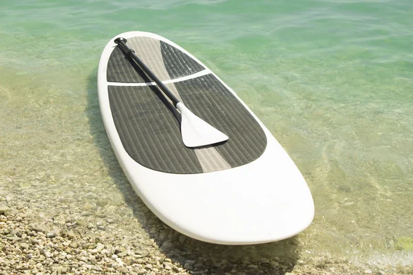 Attrezzature per il paddle boarding in riva al mare — Foto Stock