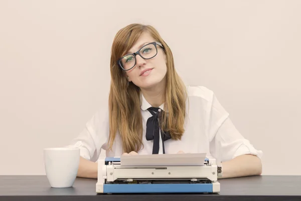 Młody pisarz przy jej biurku — Zdjęcie stockowe