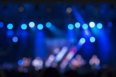 Ufuk sahne ışıkları ve kalabalık bir konser     
