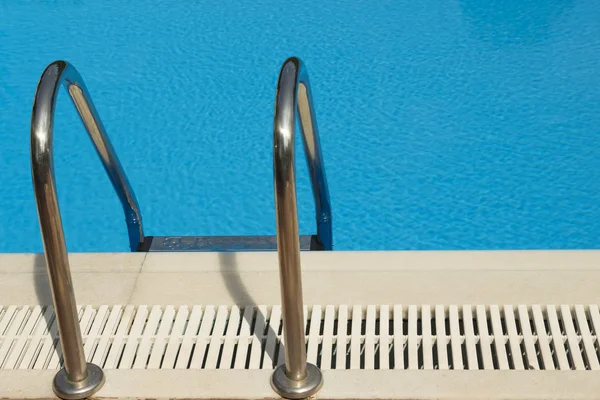 Piscina e escada da piscina — Fotografia de Stock