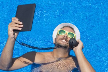 Adam bir çağrı bir Yüzme Havuzu     