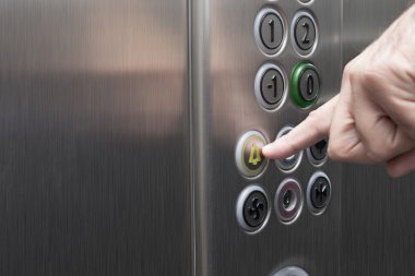 Asansörde alarm düğmesine basarak işaret parmağı