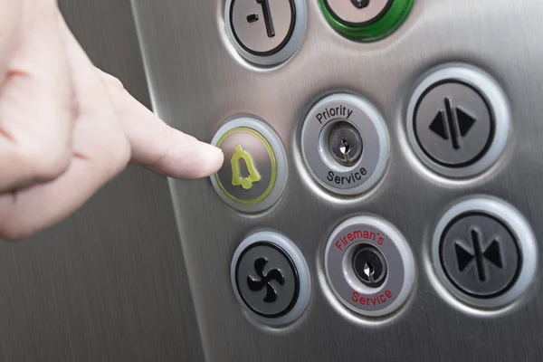 Палець натискає кнопку нагадування в ліфті — стокове фото