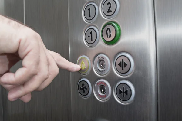 Dedo índice pulsando el botón de alarma en el ascensor —  Fotos de Stock