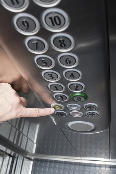 Wijsvinger de alarmknop indrukken in de Lift, top-down weergave — Stockfoto