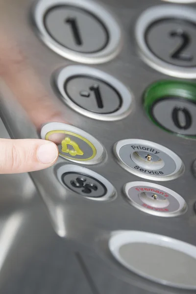 Dito anteriore premendo il pulsante di allarme nell'ascensore — Foto Stock