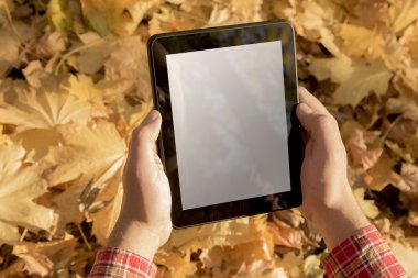 Dijital tablet cihaz açık havada tutan eller