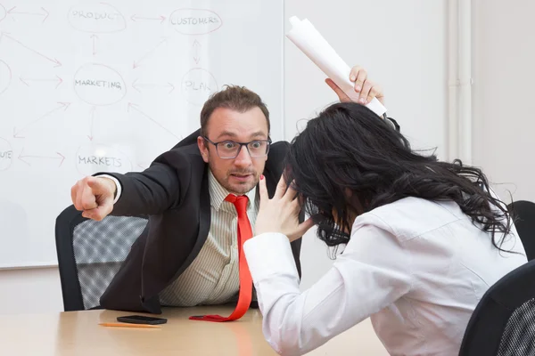 Chefe irritado demitir colega feminino, mostrando a porta com o dedo indicador — Fotografia de Stock