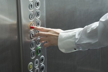 Asansörde düğmesine basarak el