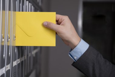 El sarı mektup posta kutusu içine koyarak kapatın  