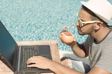 Tatil Yüzme Havuzu yanında çalışan genç serbest meslek