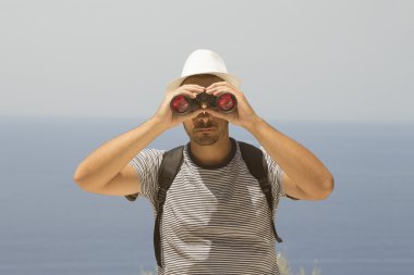 Dürbün açık havada seyir sırt çantası ile genç adam 