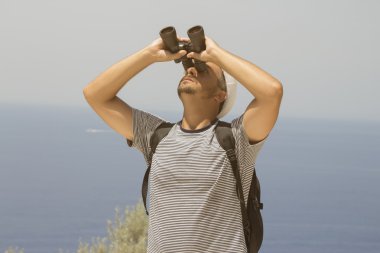 Dürbün açık havada seyir sırt çantası ile genç adam 