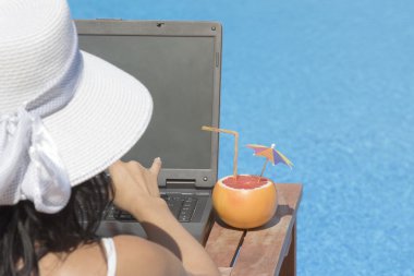 Kadın çalışma üstünde laptop ve onu yaz tatil keyfi