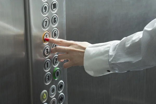 エレベーターのボタンを押すと女性の手 — ストック写真