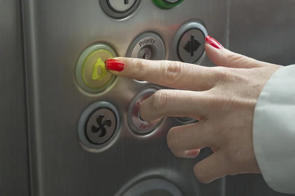 Indici femminili premendo il tasto panico nell'ascensore — Foto Stock