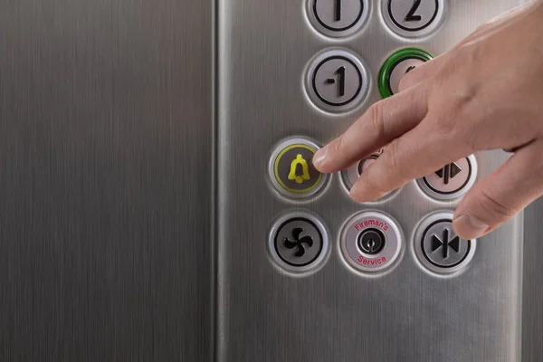 Hand indrukken van de alarmknop in de lift — Stockfoto