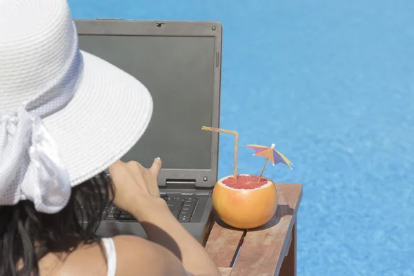 Mujer trabajando en el portátil y disfrutando de sus vacaciones de verano — Foto de Stock