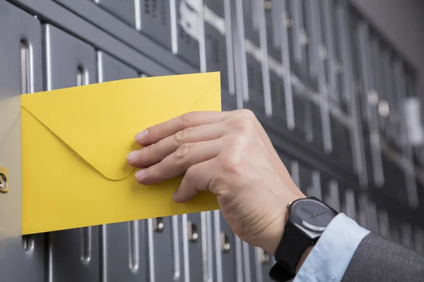 Bliska strony wprowadzenie żółty listu do skrzynki pocztowej — Zdjęcie stockowe