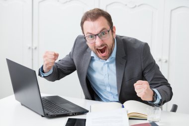 kızgın işadamı bağırıyor 