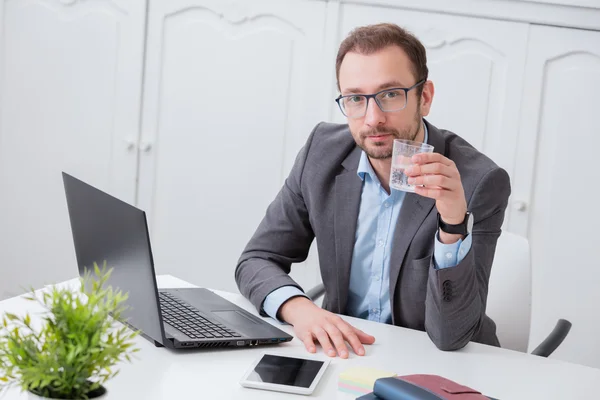 Empresario en el escritorio de la oficina — Foto de Stock