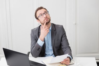 Yukarıya bakıp düşünüyorum işadamı masasında   