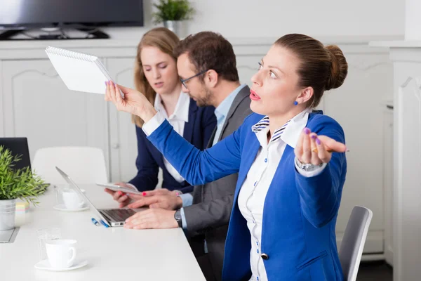 Empresaria expresando desacuerdo en una reunión de negocios — Foto de Stock