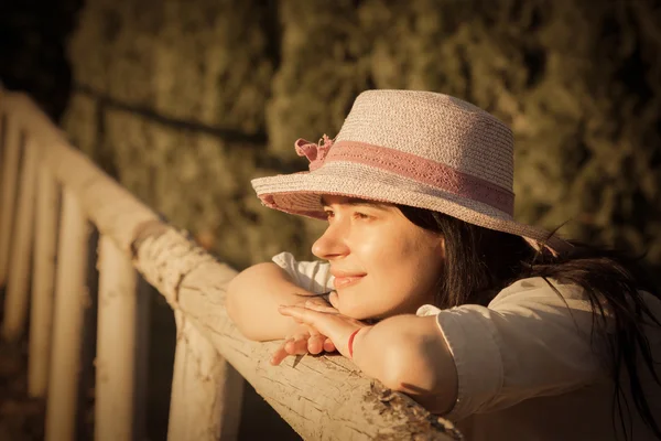 Vrouw genieten van de zonsondergang — Stockfoto