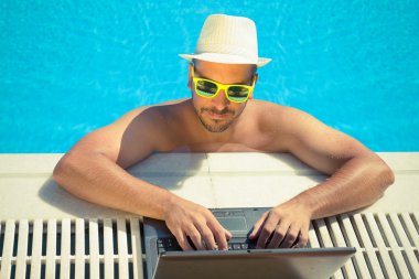 Yüzme havuzundan laptop çalışma. 