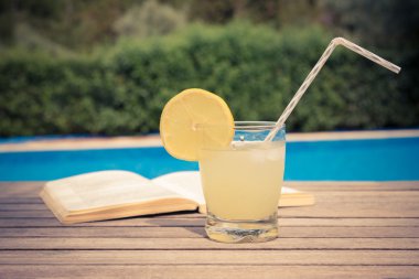 Buzlu limonata ve kitap masada