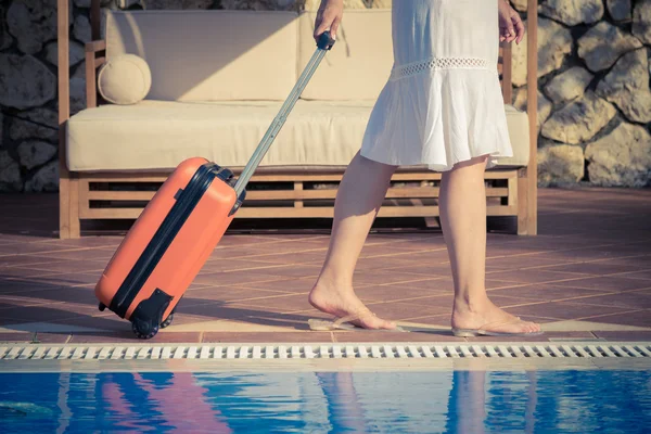 Mujer llevando equipaje al aire libre. Concepto vacaciones de verano . — Foto de Stock