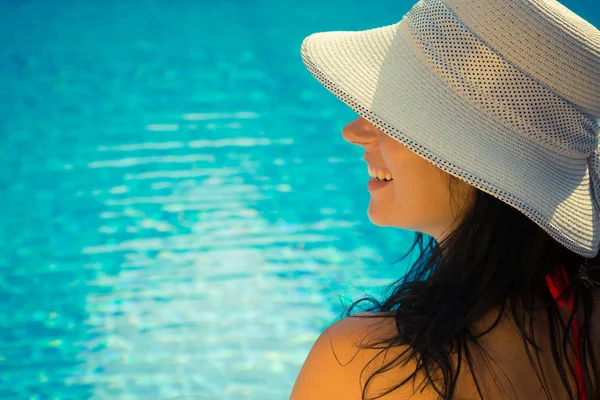 Retrato de vista lateral de una hembra en la piscina — Foto de Stock