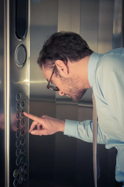 Asansörde düğmesine basarak işadamı — Stok fotoğraf