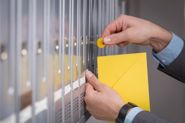 Posta kutunuzdaki postaları kontrol takım elbiseli adam     