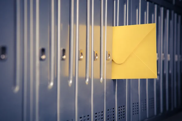 Gelber Umschlag ragt aus Briefkasten — Stockfoto