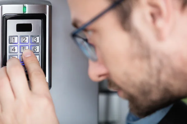 Primer plano de un hombre que ingresa el código del sistema de seguridad —  Fotos de Stock