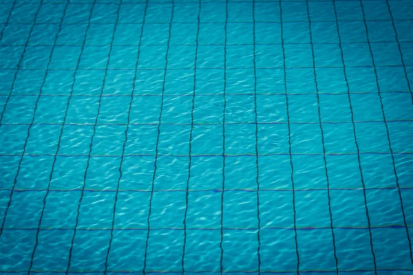 Patrón de azulejos azules en la parte inferior de la piscina — Foto de Stock