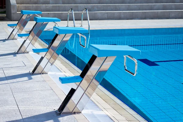 Bloques de inicio de piscina en una fila — Foto de Stock