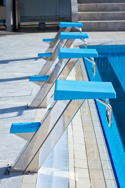 Bloques de inicio de piscina en una fila — Foto de Stock