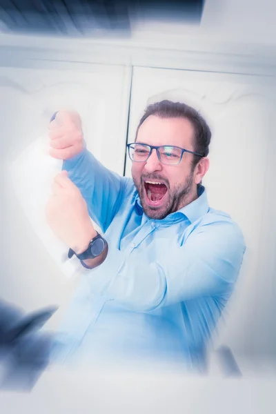 Retrato de un hombre de negocios enojado rasgando papel —  Fotos de Stock