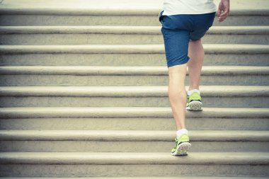 Merdivenlerden yukarı çalışan runner atlet