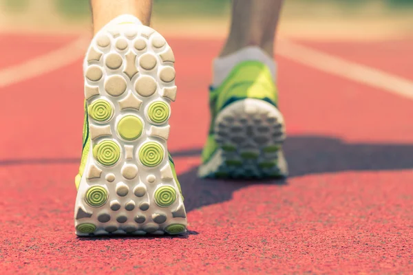 Primer plano de las zapatillas de running en uso en la pista de running —  Fotos de Stock