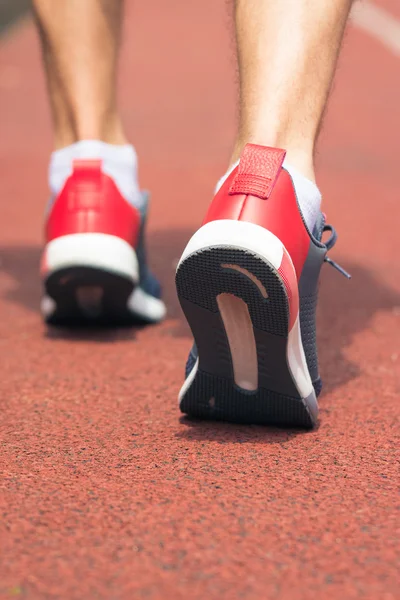 Fechar os sapatos de corrida em uso na pista de corrida — Fotografia de Stock