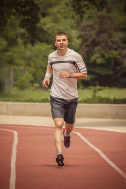 Koşucu koşu parkuru üzerinde çalışan